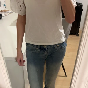 Vit blus  - Säljer en söt vit blus från H&M med korta ärmar och broderade detaljer. Fråga om fler bilder ifall det behövs och priset kan även diskuteras! Säljs för att den inte kommmer till användning.