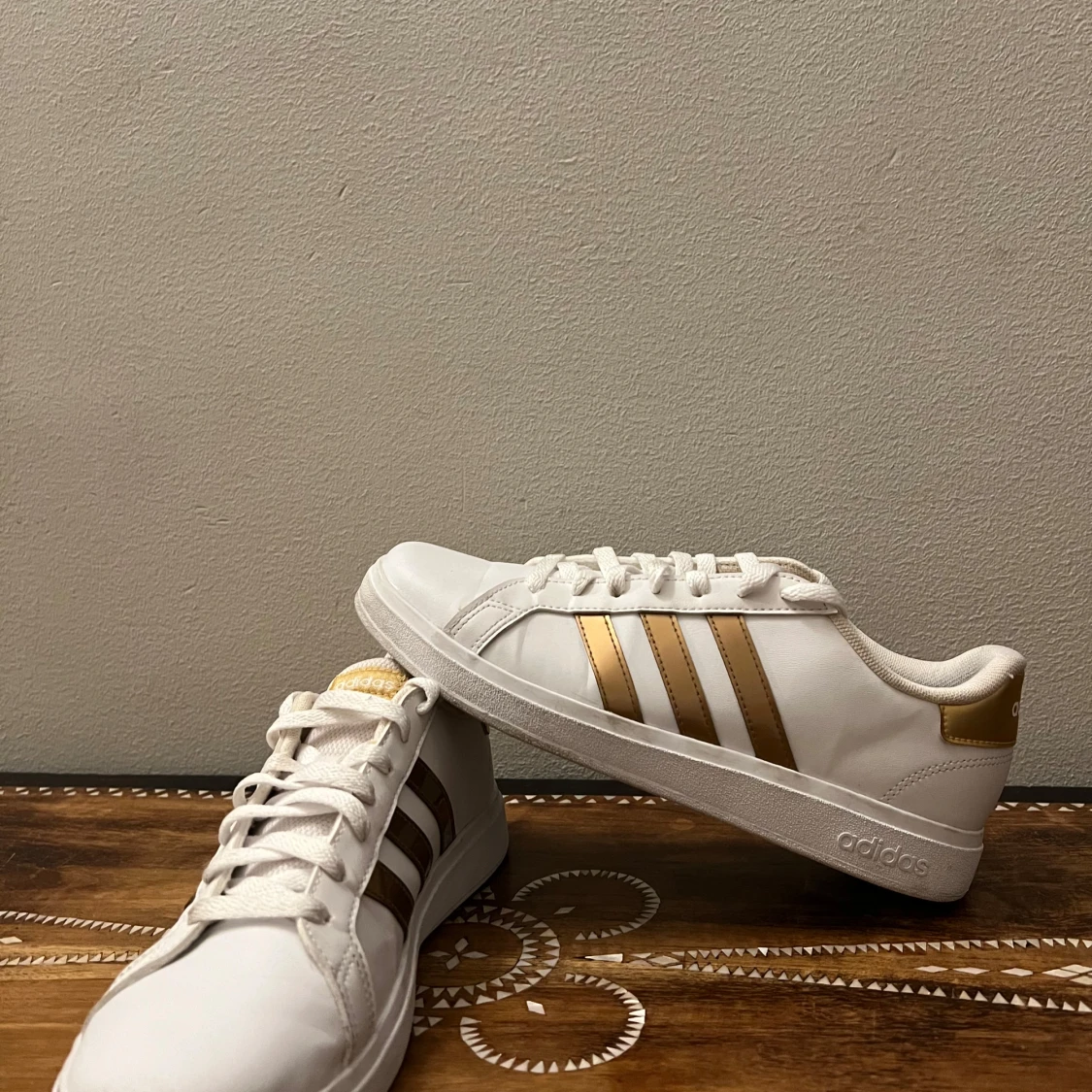 Vita och guldiga sneakers från Adidas - 3