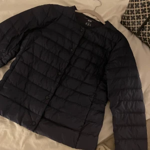 Mörkblå jacka från uniqlo  - Säljer den tunna populära uniqlo jackan i mörkblå perfekt till våren hör av er vid frågor❣️betalade 808 för den❣️