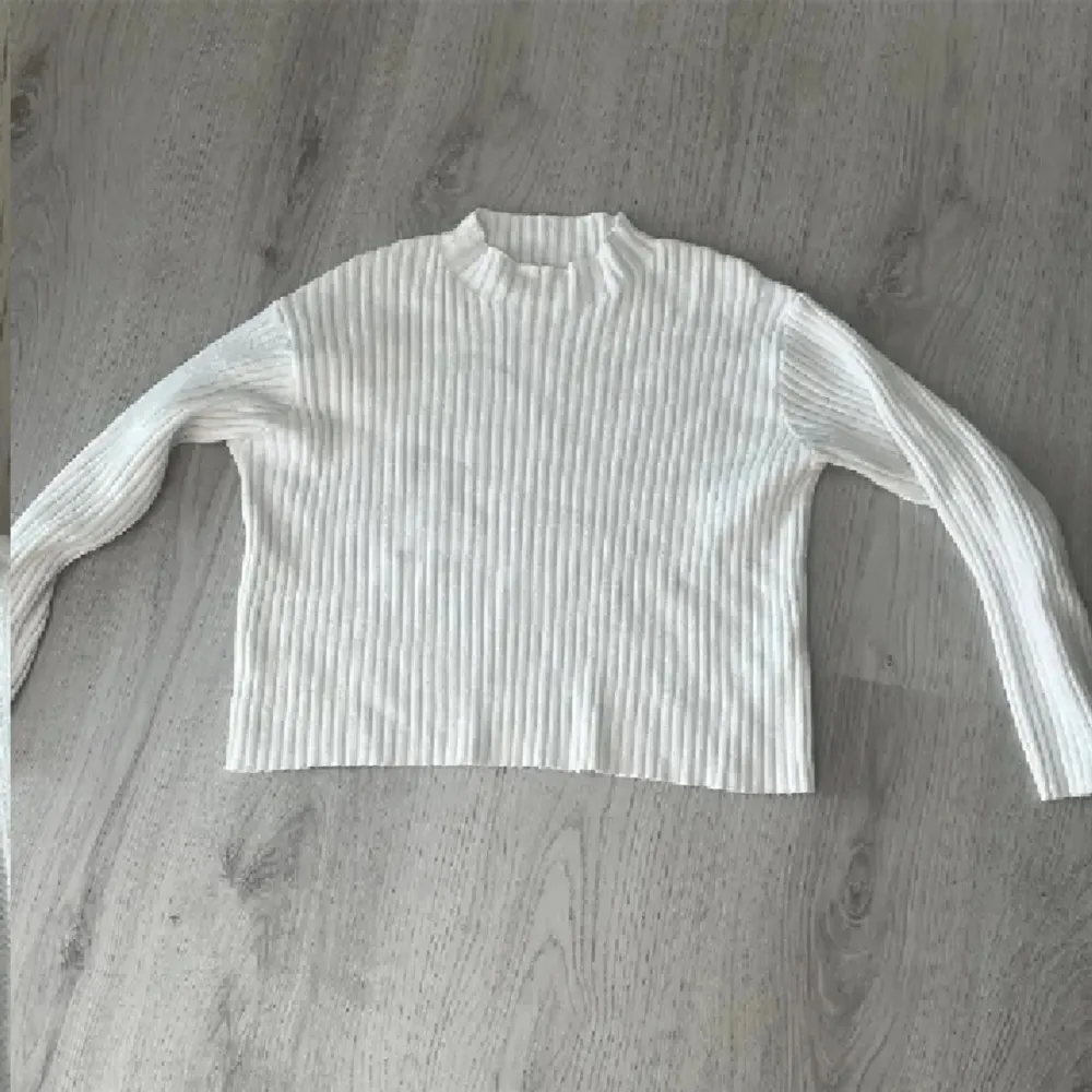 Säljer denna stickade tröja från Zara. Passar mig som har S-XXS. Fint skick. Säljs för 100kr. Vid intresse är det bara att höra av sig ❤️. Neuleet.