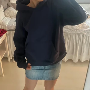 Mörkblå hoodie - Säljer en mörkblå hoodie från Gina 