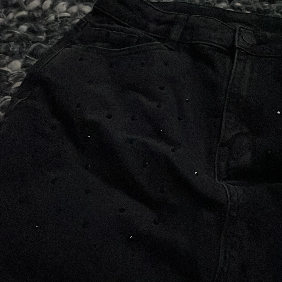 Svart jeanskjol med pärl/paljetter som detaljer  - 1