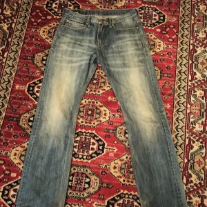 Blå jeans från Lee - Säljer dom här jeansen från Lee med straight passform. Storlek 32/31