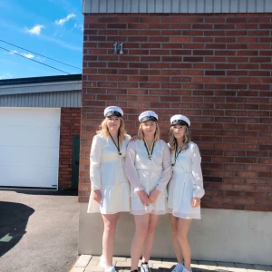 Studentklänning  - Säljer min studentklänning. Bra skick! Den har ett band som man knyter runt midjan. Luftiga långa ärmar. Klänningen längst till höger på första bilen!