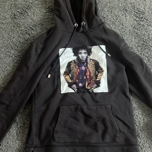 Limitato hoodie - Säljer en svart limitato hoodie i ett bra skick, inga defekter. Den är i storlek S så den passar ca 160-175. 