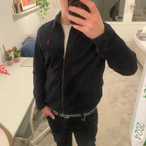 Mörkblå overshirt/jacka från Ralph Lauren - Säljer en stilren mörkblå jacka från Ralph Lauren med dragkedja och klassisk krage. Jackan har används typ två gånger pågrund av att den har varit för liten. Priset är inte satt i sten, hör gärna av er vid frågor 