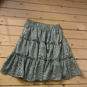 Grön leopardmönstrad kjol - Snygg grön kjol med leopardmönster och volanger. Den har en elastisk midja för bekväm passform. Vet ej märket. Aldrig använd. Pris kan diskuteras!❤️❤️