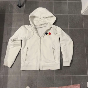 Moncler zip tripple logo - Size 3/L  8.5/10 skick Fraktas över hela Sverige eller möta upp i Karlstad ✅