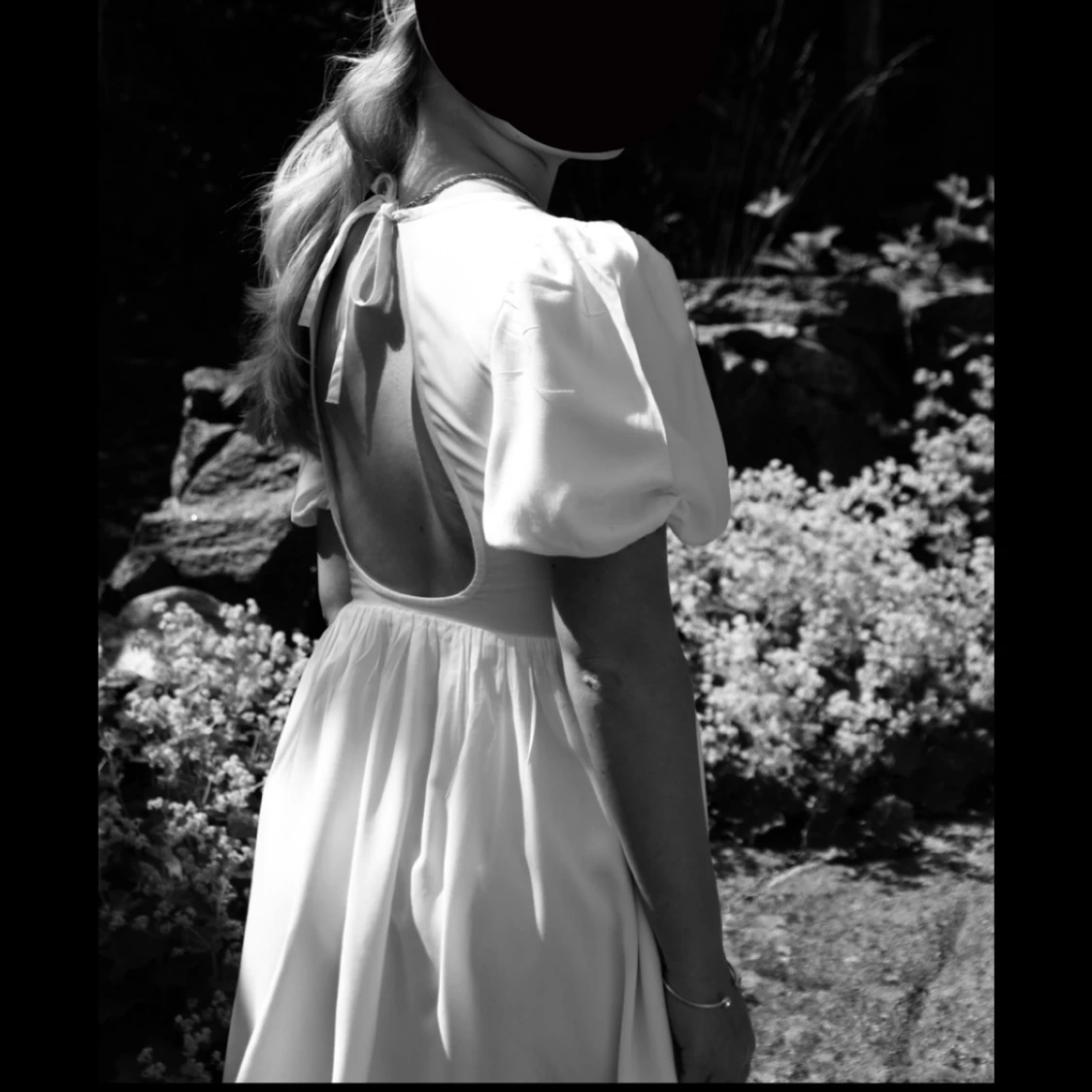 Vit klänning med puffärmar - 1