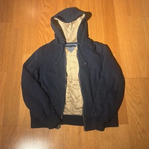 Päls fodrad Cardigan - Tja! Säljer en sjukt fet och skön hoodie med fluff i hela hoodien och i ärmarna. Sjukt bra skick förutom det hålet inuti vid ärmen men som inte syns när den används. För mer frågor och funderingar så hör av dig! Mvh JacobsCloset 