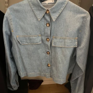 Ljusblå ”jeansjacka” från Zara - Snygg ljusblå ”jeansjacka” från Zara med knappar framtill och två bröstfickor. Så fin att bära knäppt eller öppen med något under. Storlek S💌