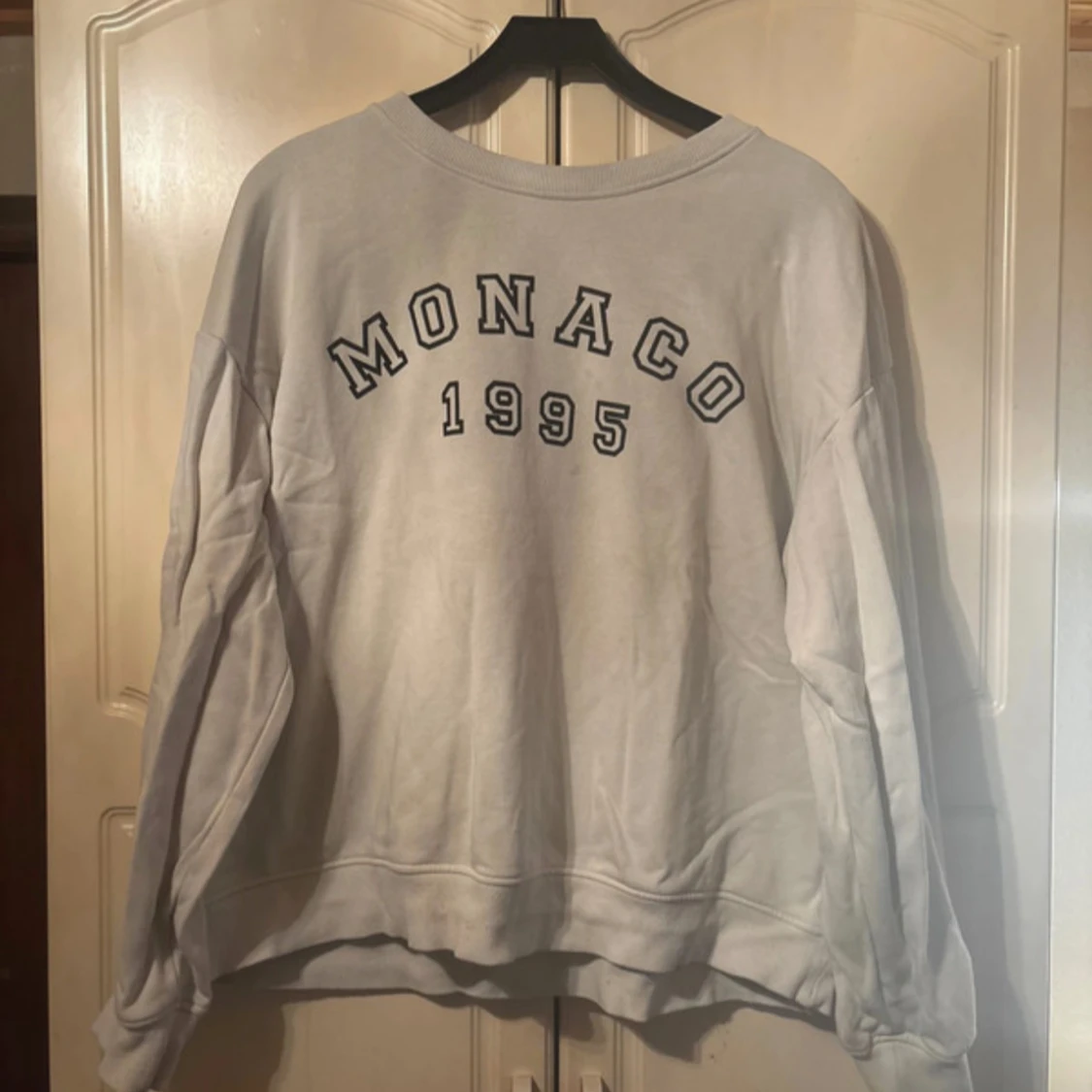 Vit sweatshirt från H&M med tryck