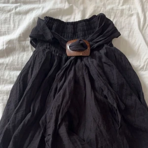 Svart topp - jätte snygg vintage topp/kjol. Köpte denna för två år från thailand. Funkar som både kjol och topp! Står ingen storlek men skulle säga xs/s. Den är stretching🥰skriv för fler bilder på.