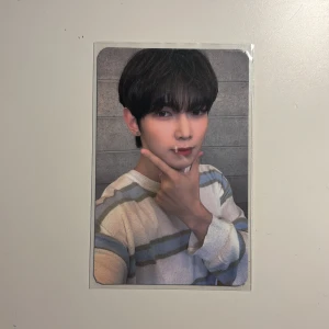 Yeosang pob från ATEEZ ZERO: FEVER Part.2 - Super fin yeosang pob pc 🤍har två små indents på kanterna (som man kan se på de 2 sista bilderna)! Skriv om du har några frågor :)