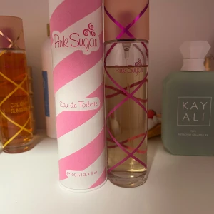 Pink Sugar - Pink Sugar god sockrig parfym!!! Luktar sockervadd. Knappt använd, pris går att diskutera💗 Skick som på bild