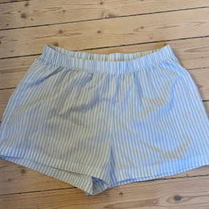 Randiga shorts i ljusblått och vitt - Säljer dessa söta pyjamas shortsen i randigt. 60kr, stolek S. Från primark 