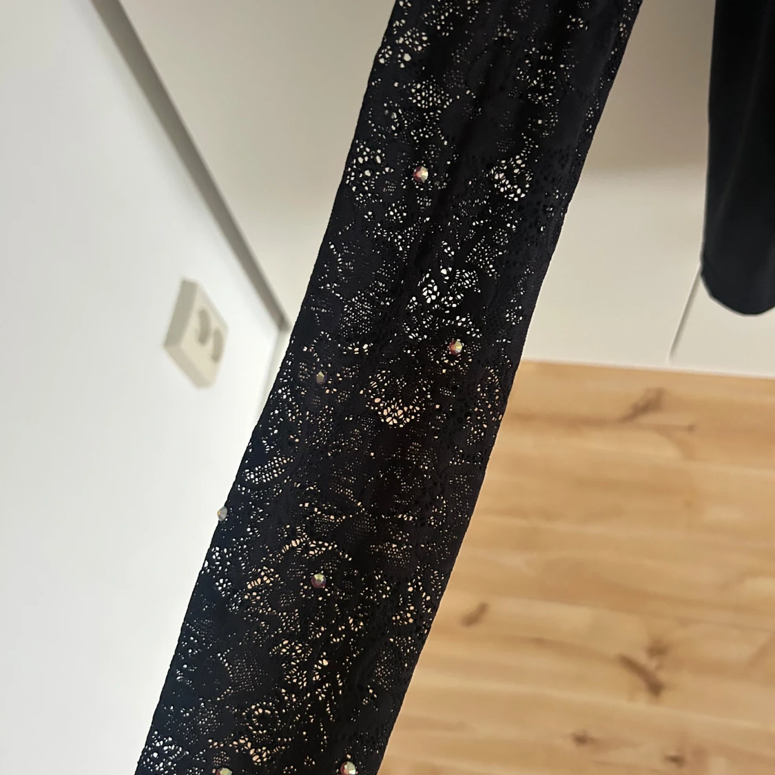 Svart v-ringad spets topp från Karisma  - 2