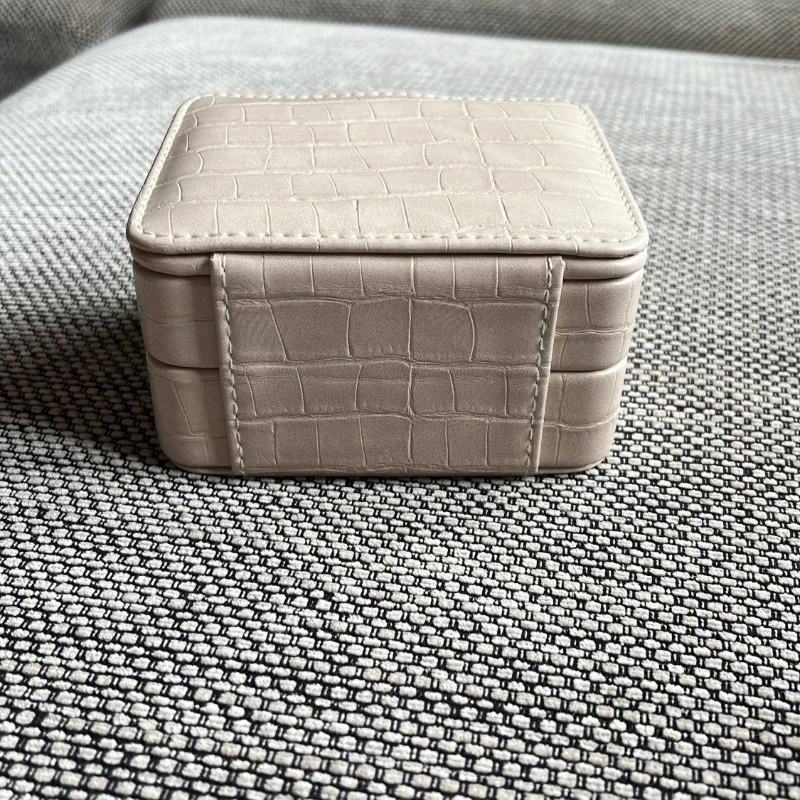 Beige smyckeskrin med krokodilmönster - 1