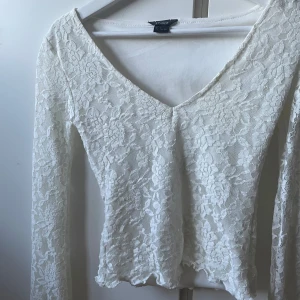  spetstopp  - säljer denna fina topp i spets 💕har inte kommit till användning