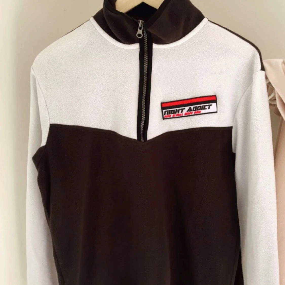 Svart och vit tröja från Night Addict