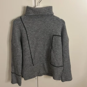 Stickad polotröja - Säljer denna stickade polotröja från Zara i m, väldigt fint skick💓