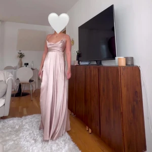 Balklänning - Säljer min klänning som jag hade på balen för två år sedan🤍 klänningen är ljusrosa och har korsad snörad rygg (ganska säker på att den går att knyta på flera sätt, typ ha helt öppen rygg osv). Den har någon liten fläck, tror att den går att tvätta bort☺️Hör av dig på Dm vid fler frågor💖