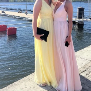 Ljusrosa långklänning/ balklänning  - Elegant ljusrosa långklänning med v-ringning och ärmlös design. Perfekt för sommarens festligheter, bal osv💕✨Nypris ca 1800kr. 