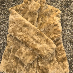 Beige pälsjacka från KappAhl - Säljer en snygg beige pälsjacka från KappAhl i storlek L. 