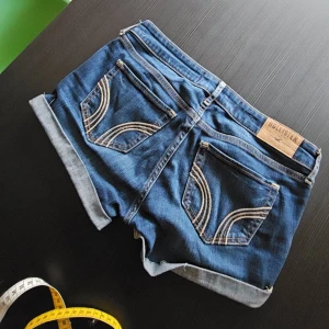 Hollister shorts  - Jätte fina superlågmidjade mörkblå jeansshorts, W27 - midjemått runt om hela 82cm, 40cm tvärs över! Normala i storleken och väldigt stretchiga så passar nog dem flesta. Knappt använda, inga skavanker! 💕