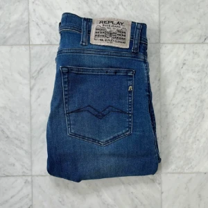 Blå Replay jeans  - Snygga blå jeans från Replay. Storlek 31/34. 449 kr men kan gå ner i pris vid snabb affär. Om ni har några frågor så äre bara att skriva 