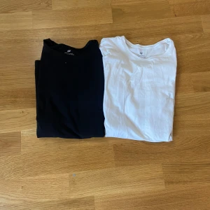 Basic svart/vit tröjor - Säljer båda mina långärmade tröjor! Köp en eller båda