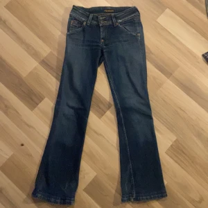 Hudson jeans - Säljer mina hudson jeans pga ingen användning🙏 155 och de är lite för långa på mig så dom passar nog om du är runt 160♡ lite nötta längst ner bak på byxorna men inget man tänker på, skriv om du har några frågor!😽
