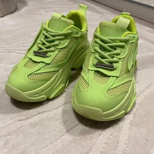 Limegröna sneakers från Steve Madden - Snygga sneakers från steve madden. Använda fåtal gånger (1-3 ggr). Inga synliga skador eller märken. Nyskick