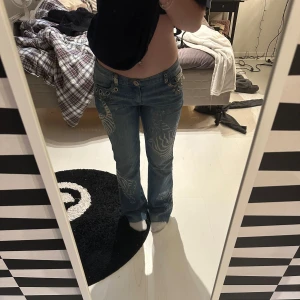 Tiger jeans - Super snygga lowwaist och bootcut med tigrar som går runt benen och massor av andra detaljer! Midjemått:38cm innerbensmåtten:76cm benöppning:24cm💕 dom är avklippta men inget man tänker på!