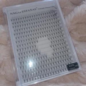 Fransar - Volym fransar för ögonfransförlängning från. Dessa fransar har en tjocklek på 0,07D och längd på 12mm, med 10D volym. Perfekta för att skapa en fyllig och dramatisk look.