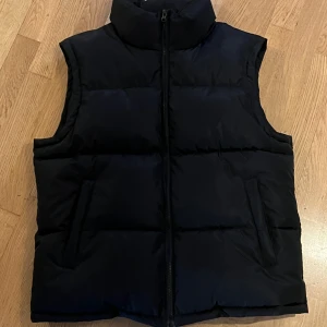 Väst - Rikigt skön och snygg väst inför kommande våren. Perfekt skick då den är knappt använd. Storlek S men passar M. 