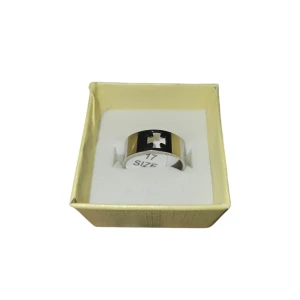 Ring med korsdetalj - Stilren ring i silver och svart med en korsdetalj. Perfekt för att ge en unik touch till din stil. Ringen har en bred design. Rostfritt stål, US 7 eller 17.3 mm