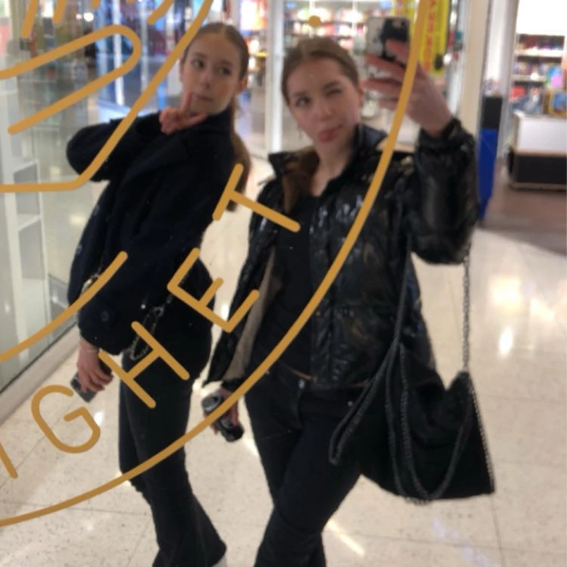 Svart axelväska med kedjedetaljer - 1