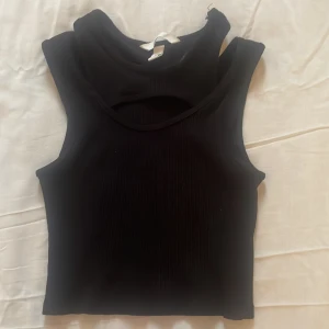 Svart ribbad linnetopp från H&M - Snygg svart ribbad linnetopp från H&M i storlek S, toppen använd två gånger och är i perfekt skick.💗