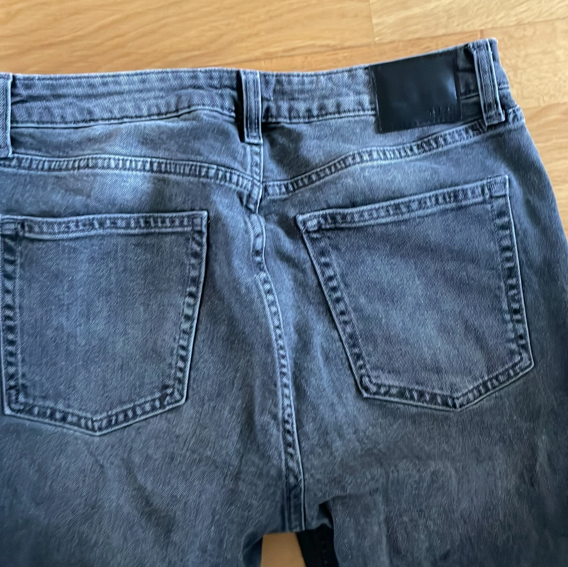 Grå/svarta jeansbyxor - 4