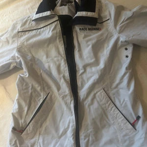 Vit Vintage Vindjacka från Race Marine - Säljer en vintage vit vindjacka från Race Marine. Storlek 40 (motsvarande small/medium). Väldigt bra skick, knappt använd. Passar väldigt bra till vår/höst 