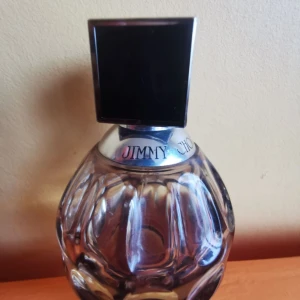 Jimmy Choo parfym - En flaska Jimmy Choo parfym. Perfekt för den som älskar en klassisk och elegant doft. Parfymen köptes några år sen och jag använde 55% av 60ml, därav lägre priset. Tack.