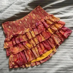 Zara kjol  - Skitsnygg Zara kjol som inte säljs längre, säljer då den inte kommer till användning💗 En söm har gått upp lite men inget som syns när den bärs, fråga om bilder på det