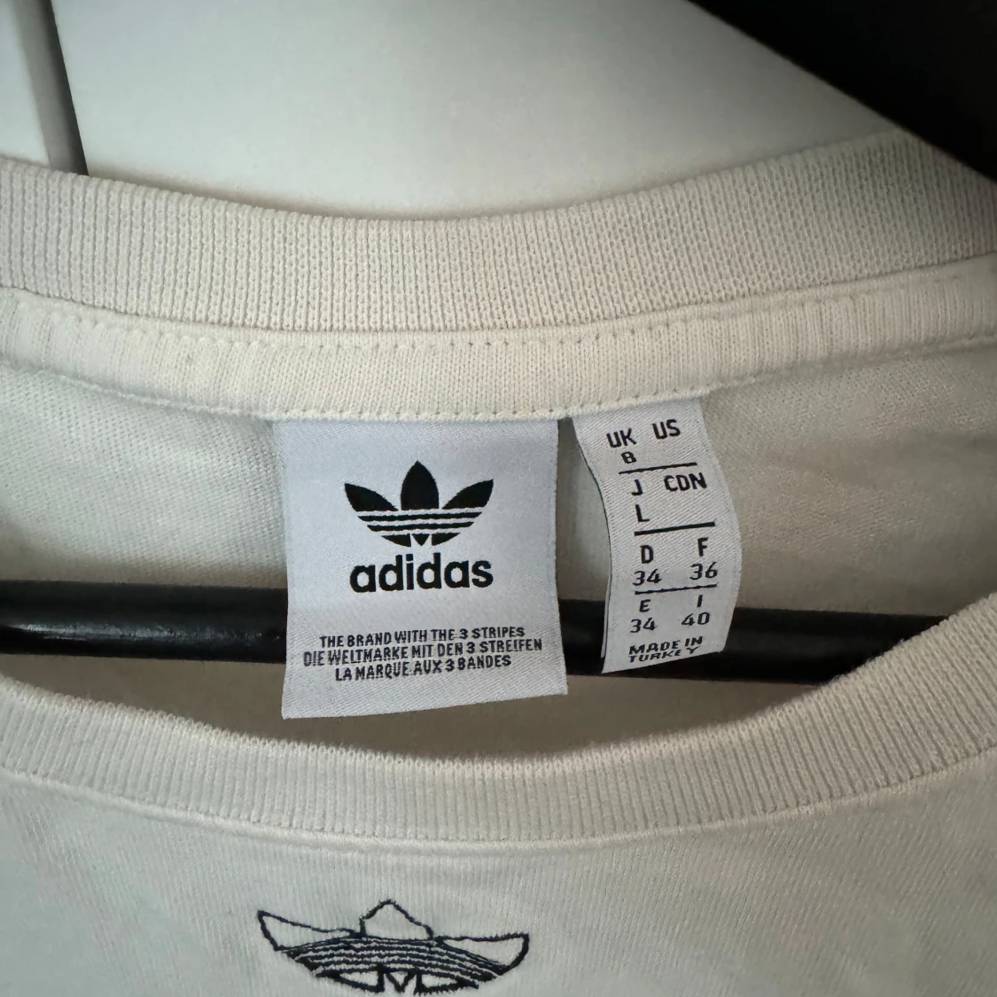 Beige t-shirt från Adidas med tryck - 2