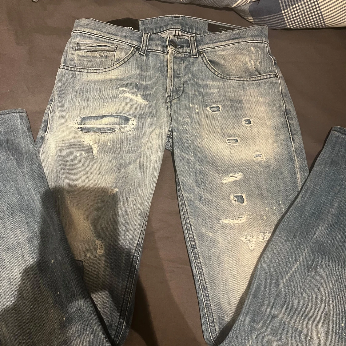 Blå jeans med slitningar från Dondup
