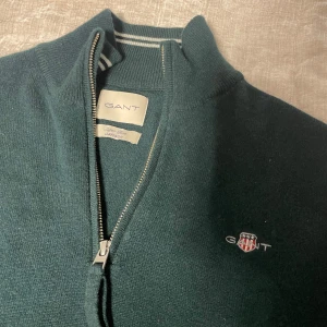 Gant tröja - Säljer en jätte snygg grön gant tröja som är slutsåld och populär. Aldrig använd och därmed inga defekter. Storlek S och nypris är 1600. Eftersom den är helt ny går jag inte ner i pris så mycket men kom gärna med budförslag!