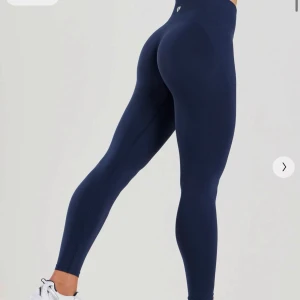 Marinblå träningstights med scrunch - Något noppriga på vissa ställen. Färg: Sapphire Blue. Nypris: ca 600kr