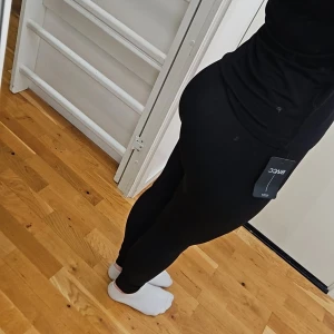 2 tränings tights - 2 stycken träningstights. Ena med prislapp kvar och andra som tyvärr saknar, nya båda två dock! Båda i storlek S, första paret (bilderna ovan) är nedvikningsbara - både skönt och riktigt snyggt. Andra paret är perfekta för hård/svettig träning, då det finns lufthål i dem! Väldigt bekväma och stretchiga 💕