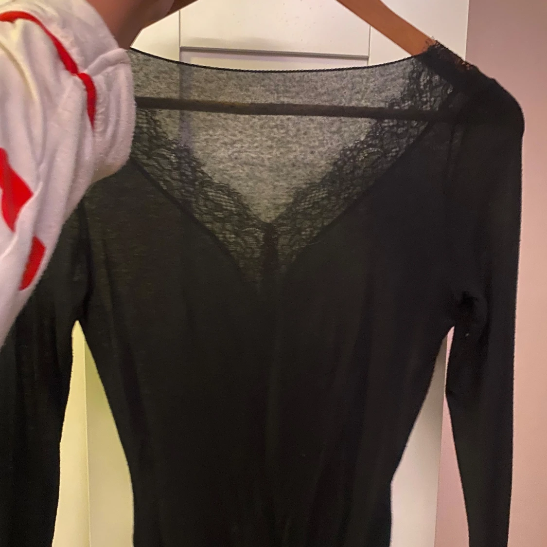 Svart topp med spetsdetaljer - 1