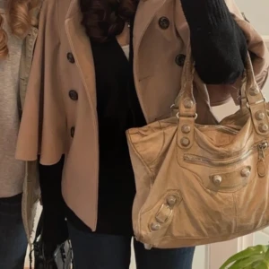 Beige trekvartsärmad kappa - Fin poncho kappa  i bra skick!! 